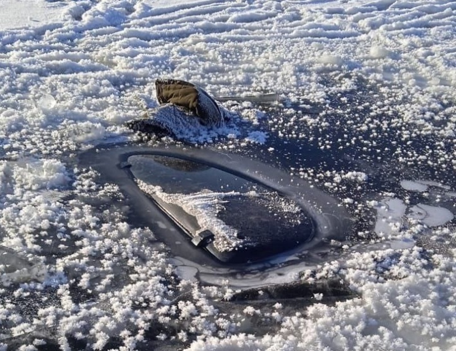 В Башкирии машина провалилась под лед