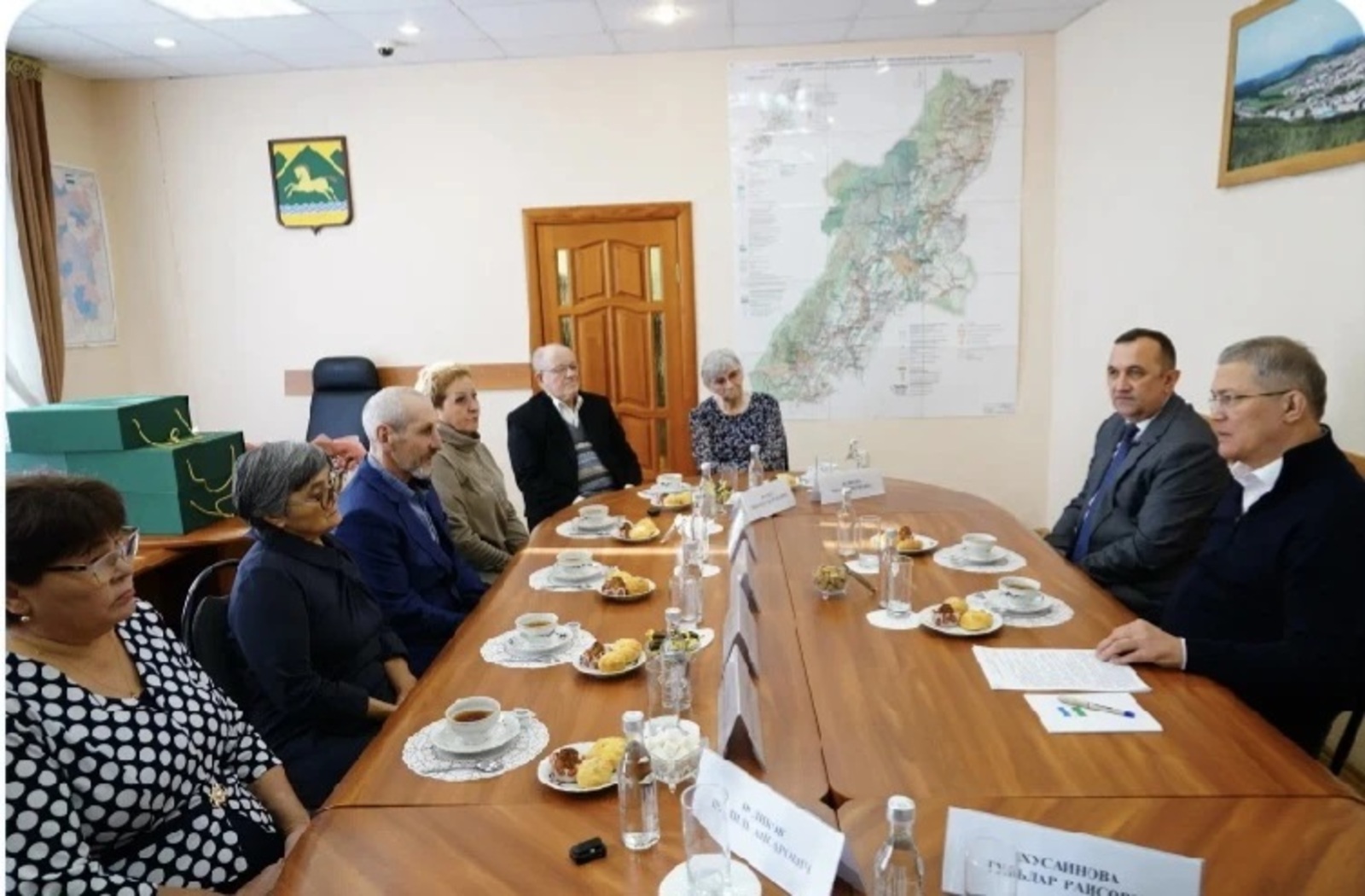 Радий Хабиров передал ордена генерала Шаймуратова семьям погибших участников СВО