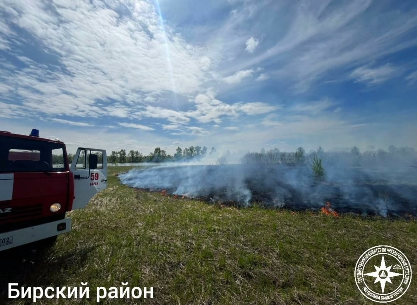 В трех районах Башкирии загорелась сухая растительность