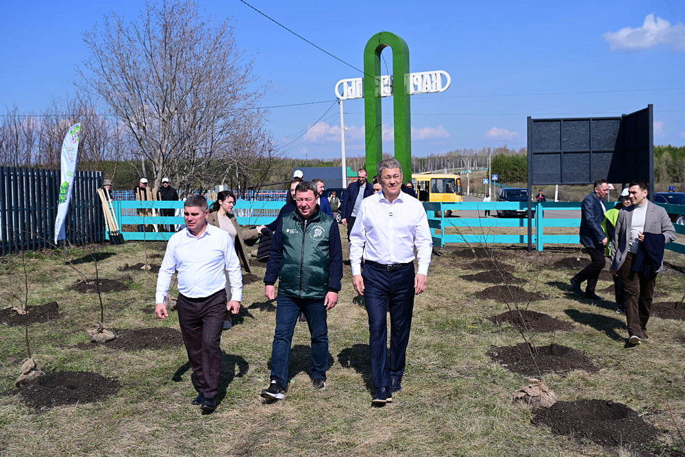 В патриотическом парке села Кармаскалы заложили аллею из 500 деревьев