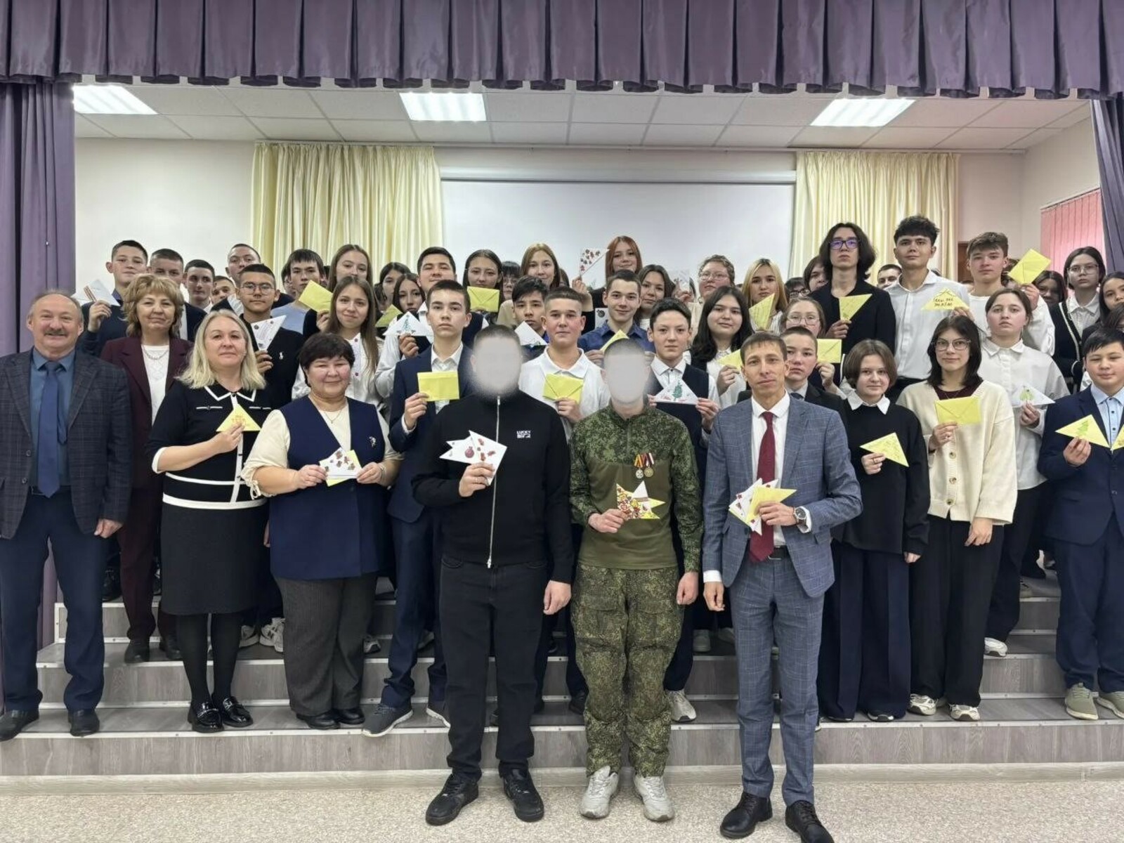 Участники СВО подарили школьникам конфеты для новогодних утренников