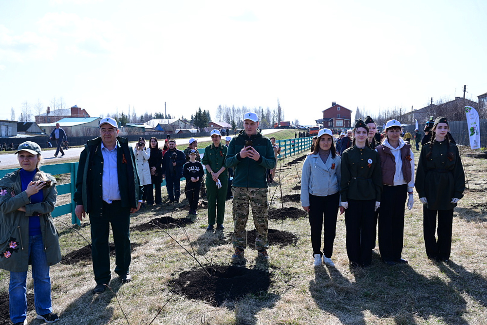 В патриотическом парке села Кармаскалы заложили аллею из 500 деревьев