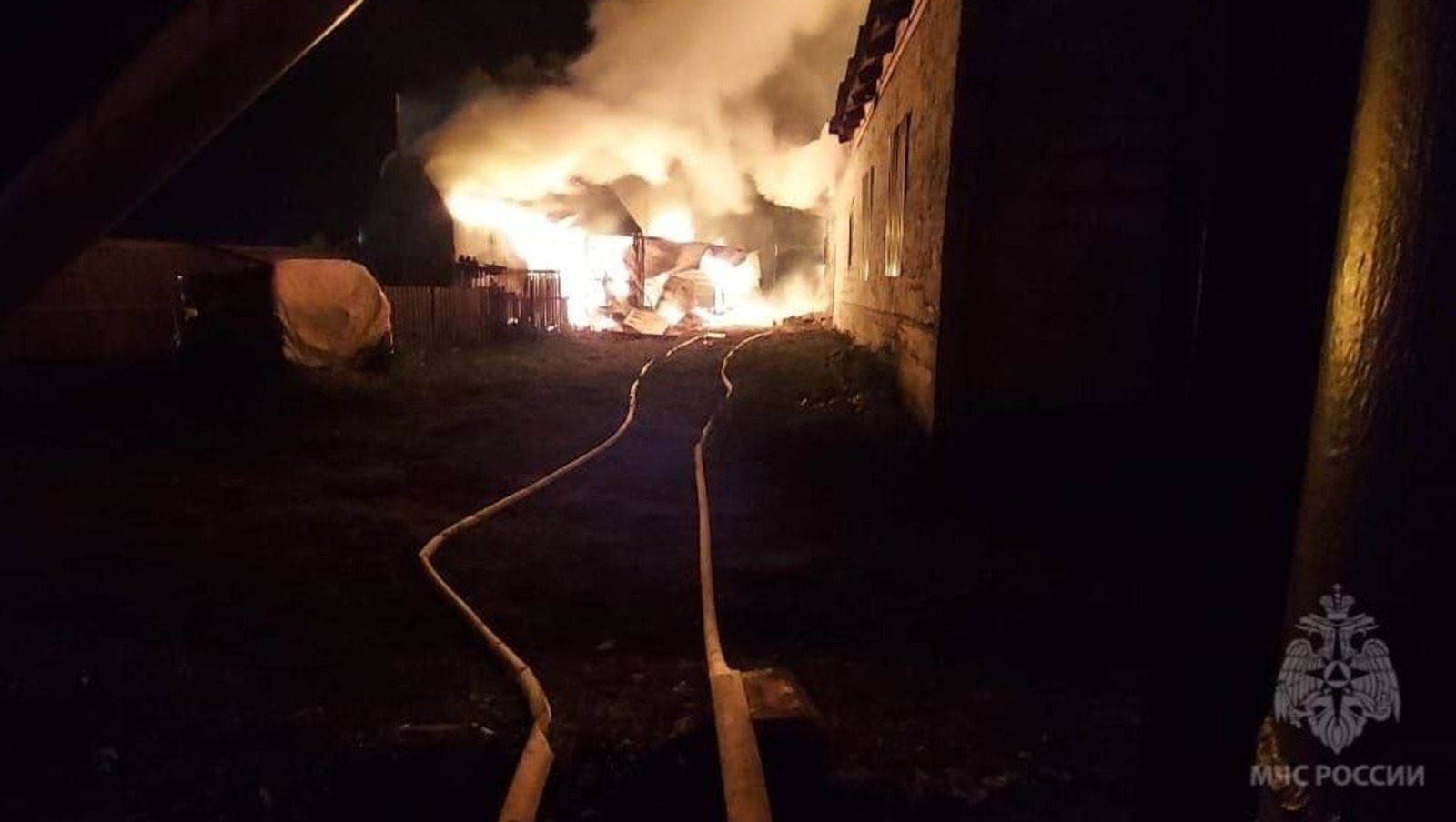 В Башкирии при пожаре сгорели грузовик и баня
