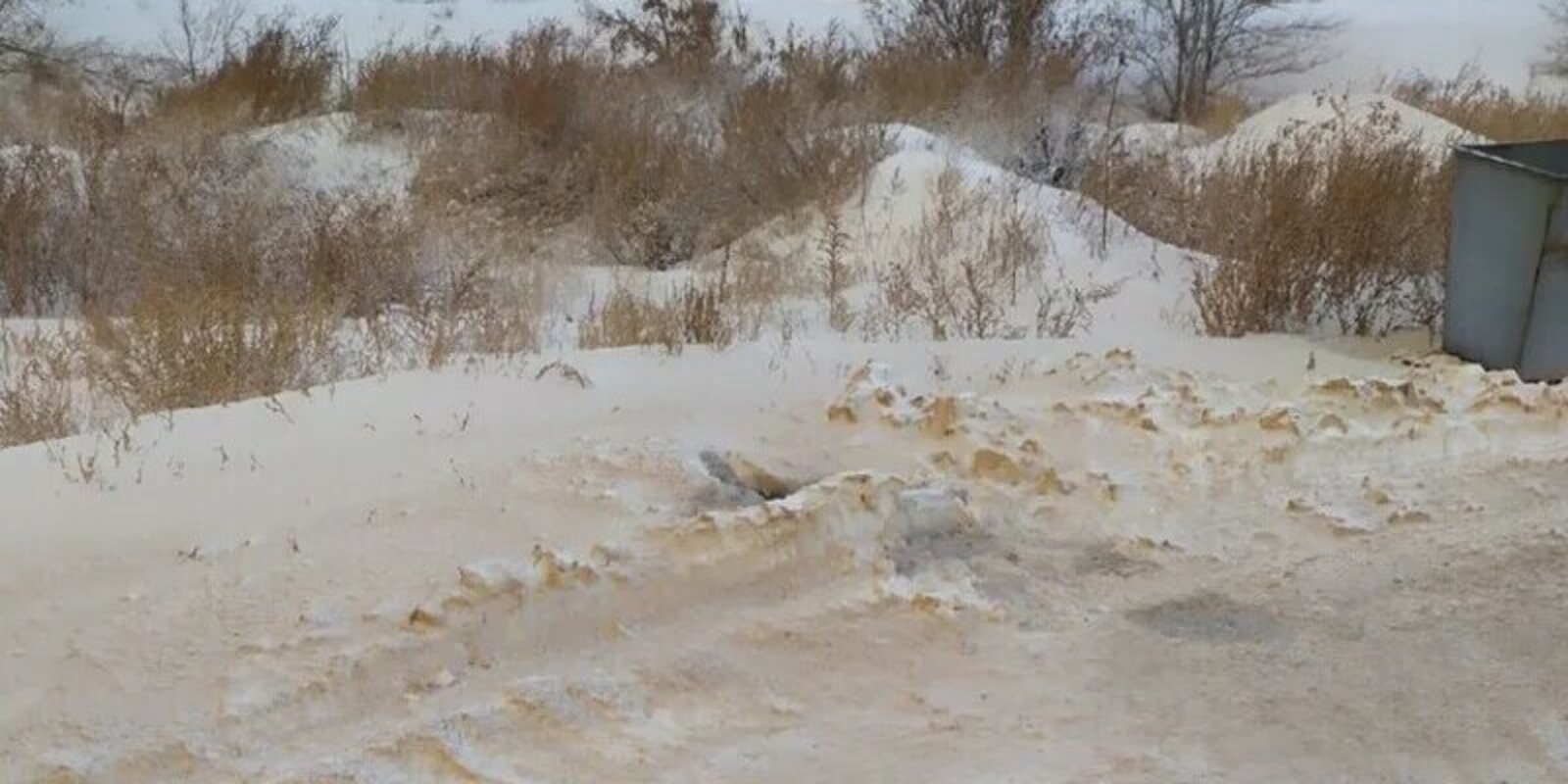 В выпавшем желтом снегу в Сибае обнаружили загрязняющее вещество