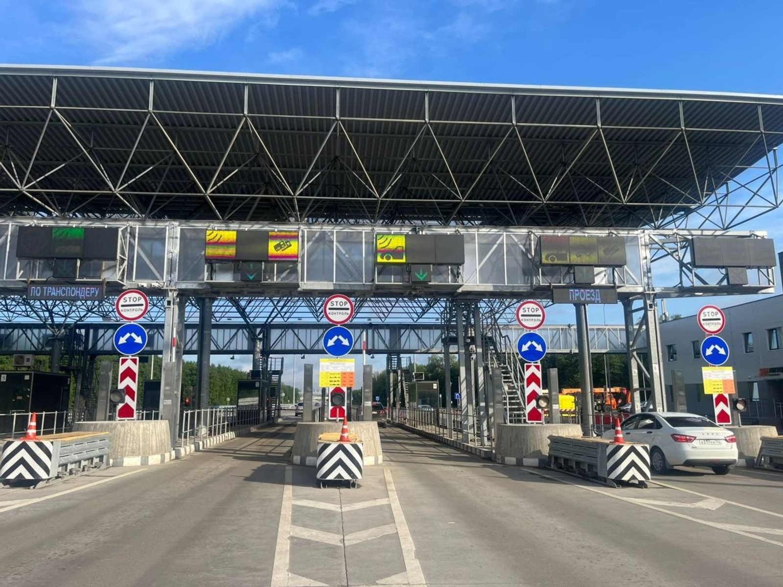 На Восточном выезде в Уфе Range Rover снес шлагбаум