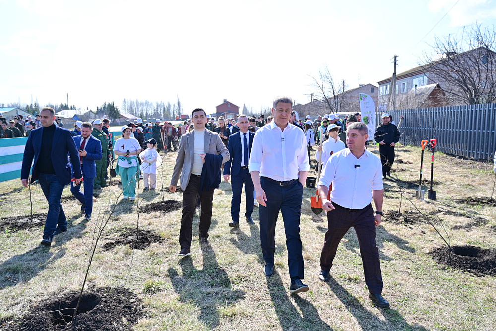 В патриотическом парке села Кармаскалы заложили аллею из 500 деревьев