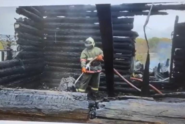В Кармаскалинском районе в пожаре в бревенчатом доме погиб 68-летний мужчина