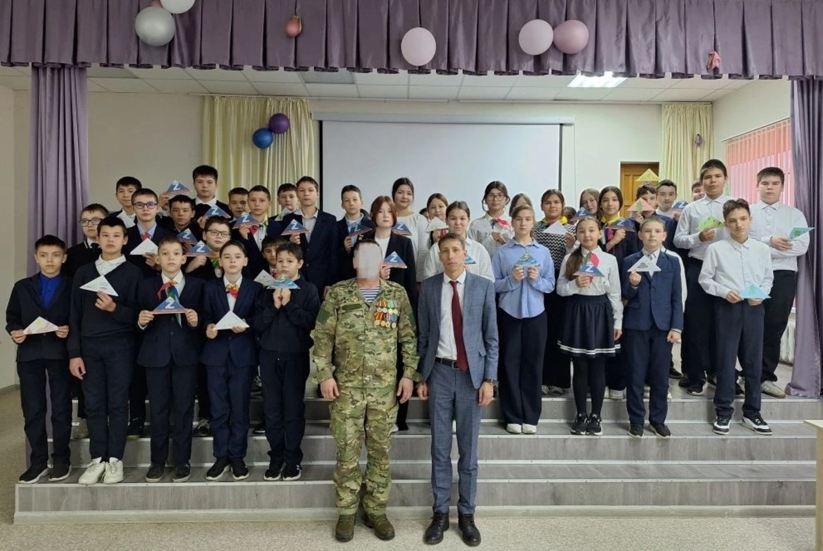 В Кармаскалинском районе обучающиеся встретились с участником СВО