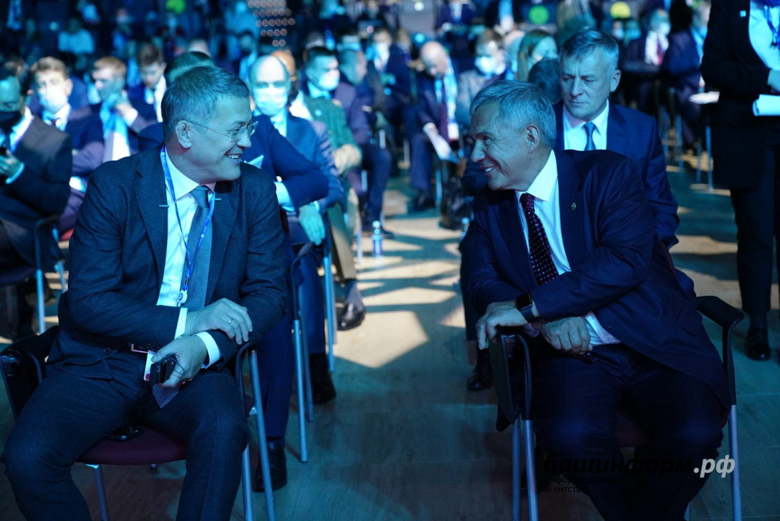 Президент Татарстана Рустам Минниханов посетил стенд Башкортостана на Петербургском международном газовом форуме