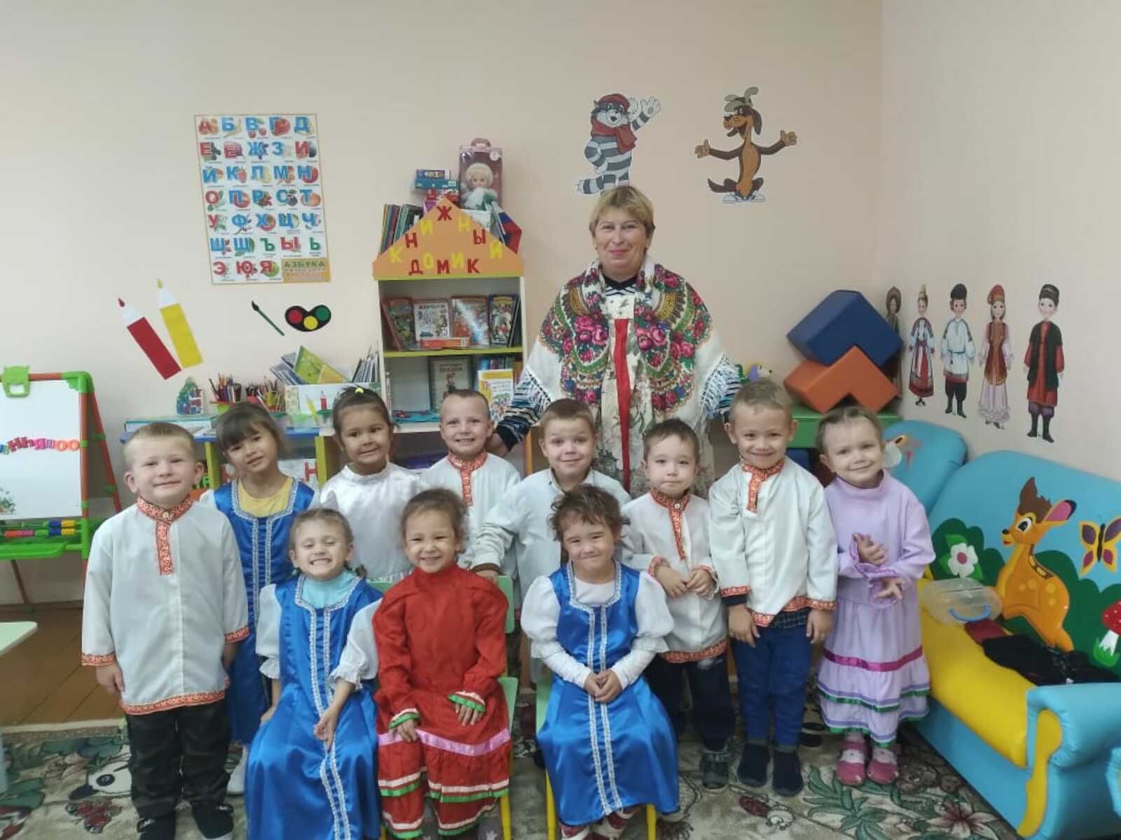 Знакомство с национальным костюмом в детском саду с.Подлубово