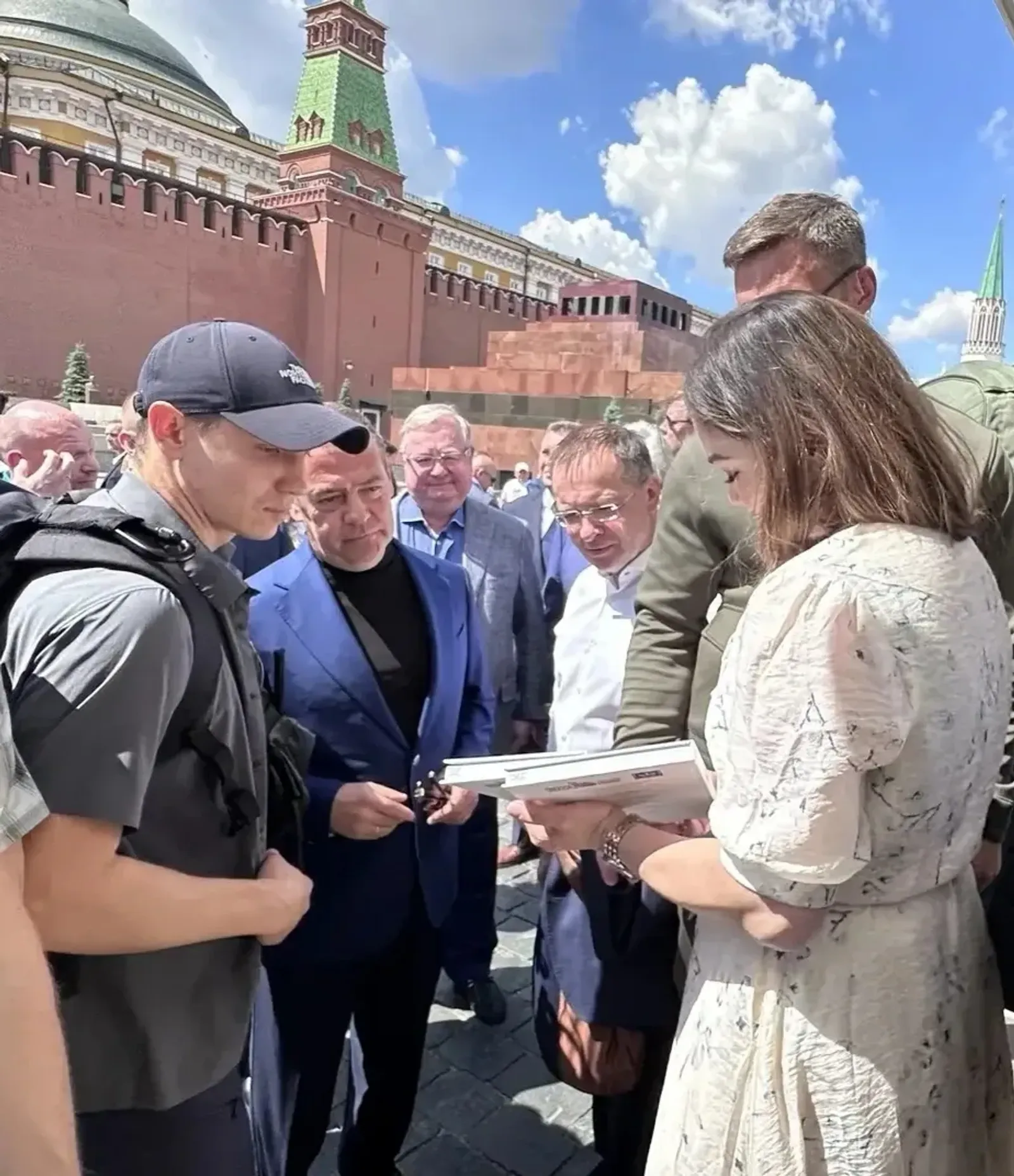 Наш «Китап» подарил книгу Дмитрию Анатольевичу Медведеву