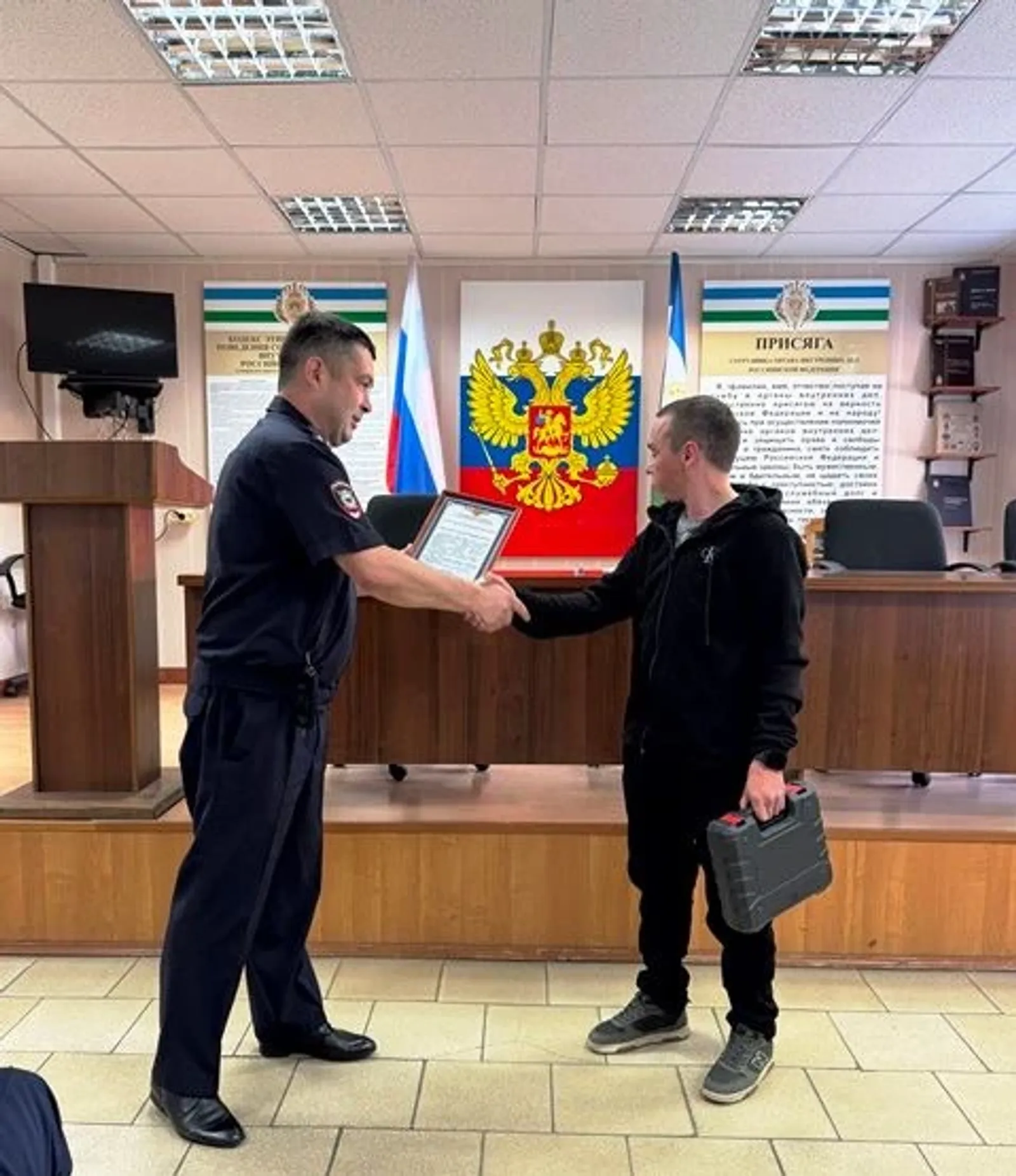 В Салавате полицейские поблагодарили водителя такси, спасшего деньги пенсионера
