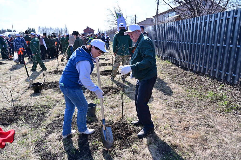 В патриотическом парке села Кармаскалы заложили аллею из 500 деревьев