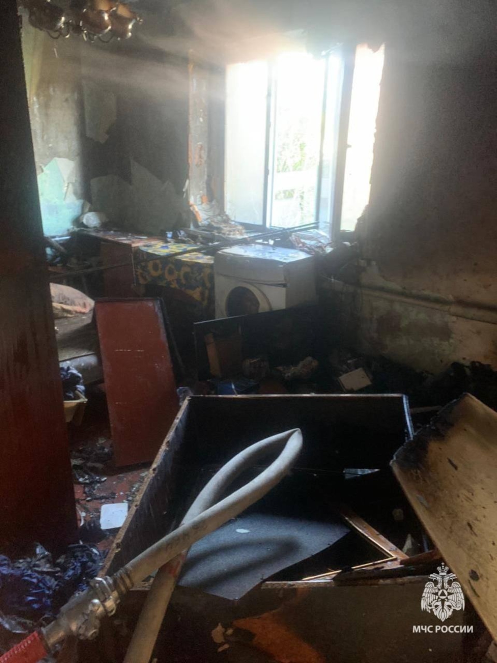 Очевидцы вынесли из горящего дома мужчину, но врачи констатировали его смерть