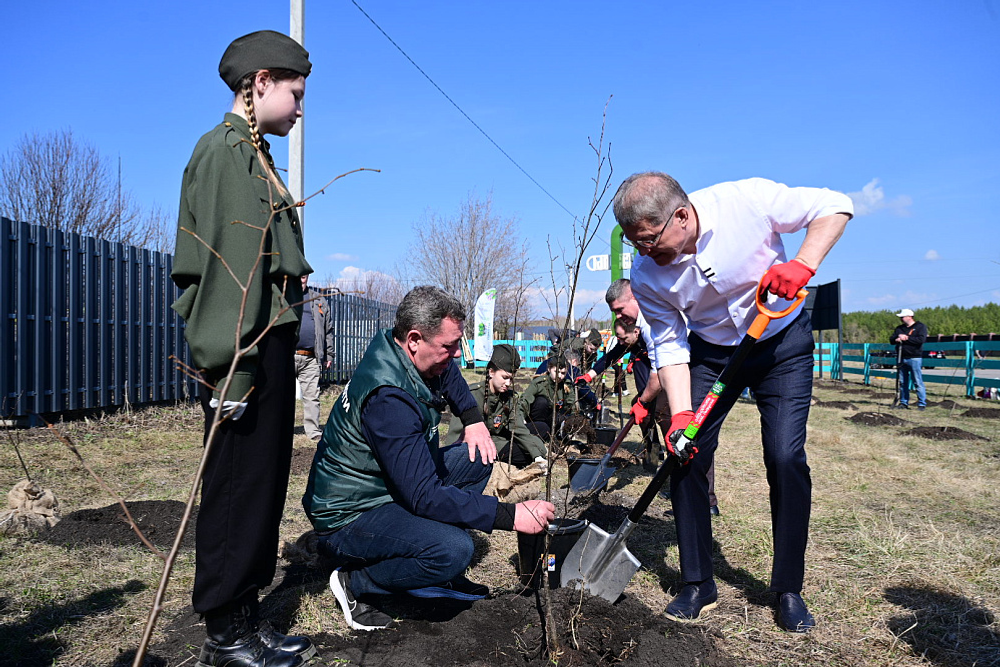В патриотическом парке села Кармаскалы заложили аллею из 500 деревьев