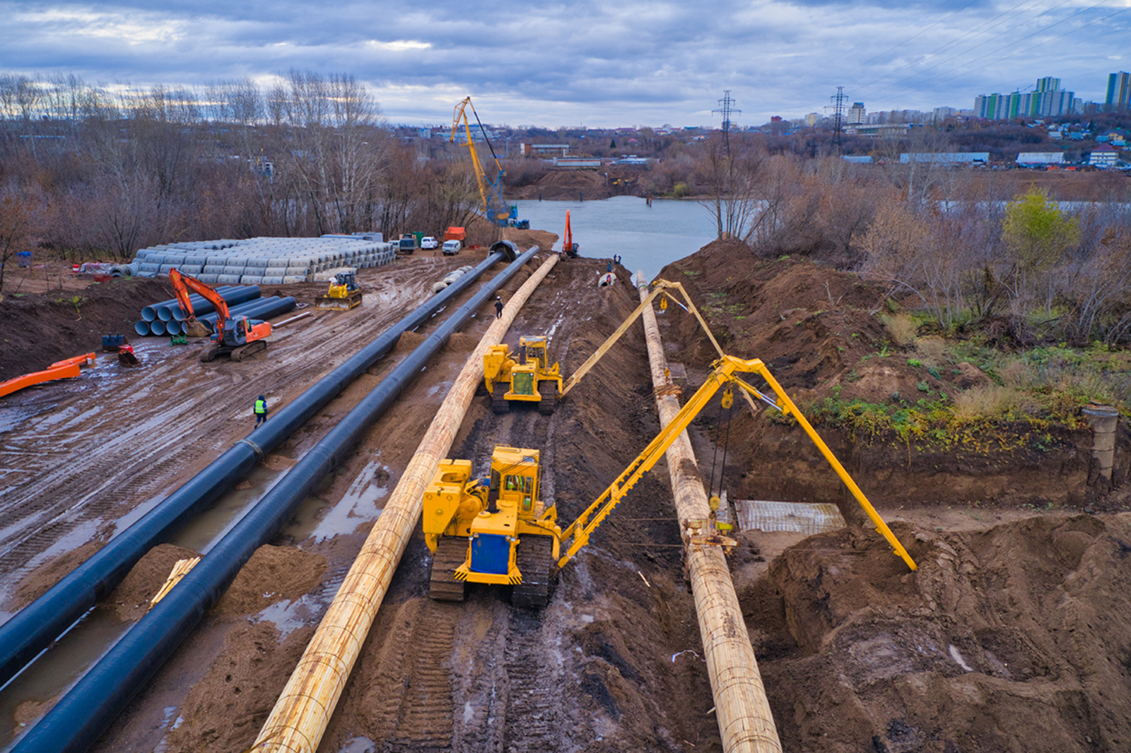 В столице Башкирии продолжается строительство трубопровода