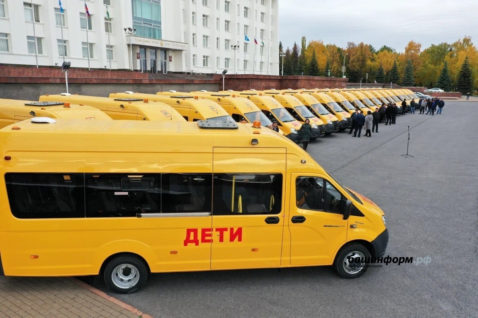 Регионы России дополнительно получат более тысячи новых школьных автобусов и 937 машин скорой помощи