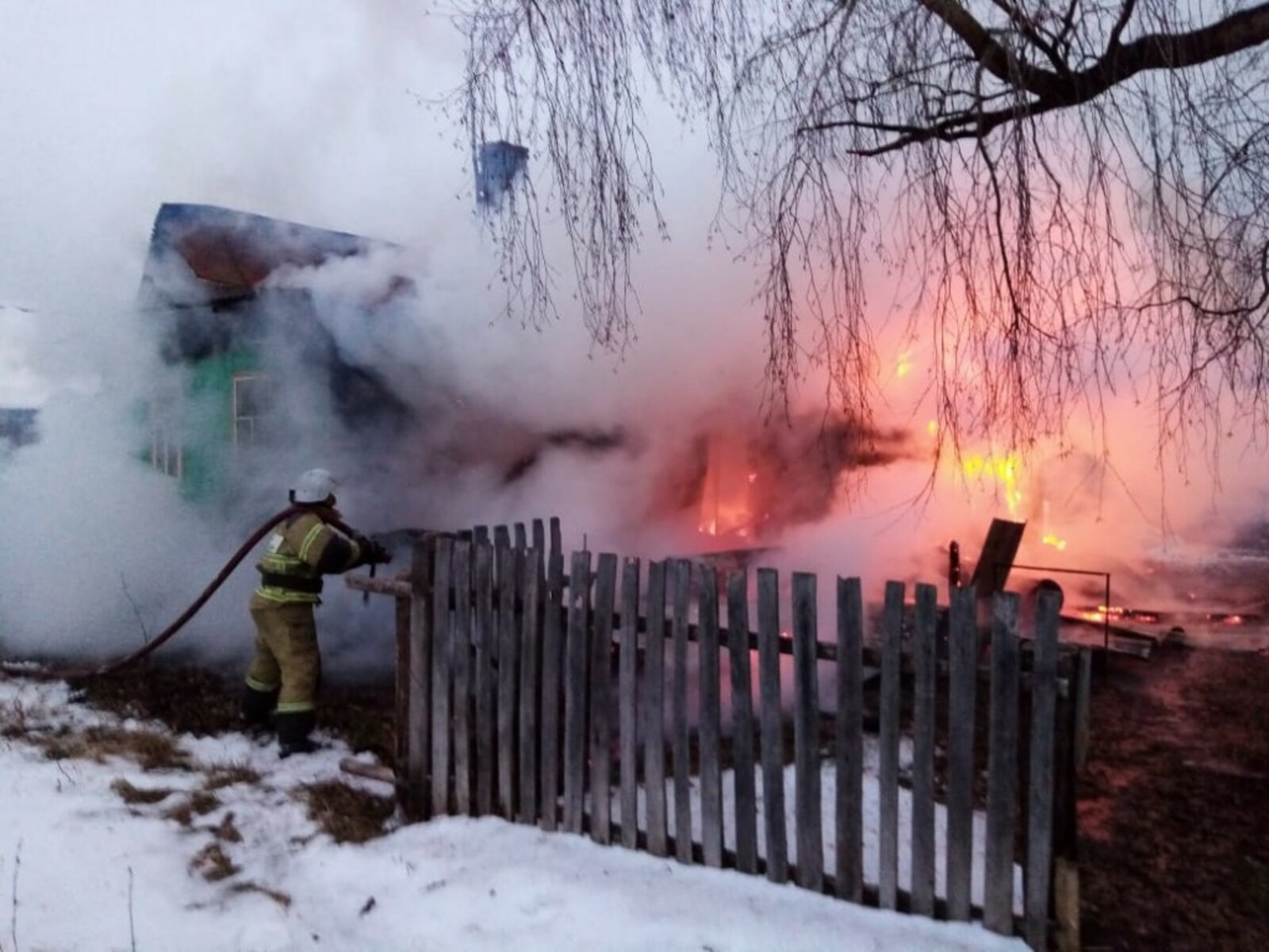 Пожар в 2012 году. Пожар Адзитарово Кармаскалинский. Ибрагимово Кармаскалинский район пожар. Пожар в частном доме. Пожар зимой.