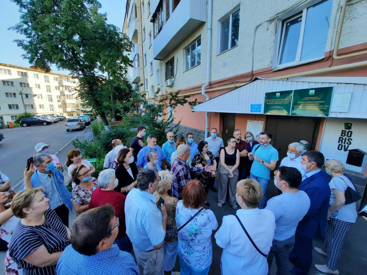 Депутат Качкаев проверил благоустройство дворов в уфимском микрорайоне Волна