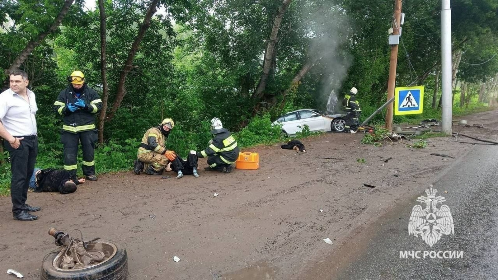 В Уфе от мощного удара в светофор у BMW оторвало колесо: видео