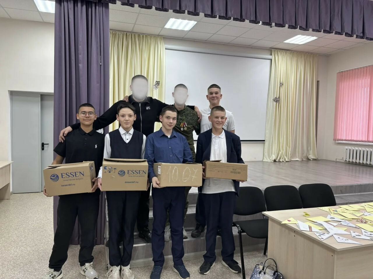 Участники СВО подарили школьникам конфеты для новогодних утренников