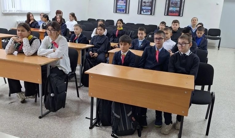 В Кармаскалинском районе обучающиеся встретились с участником СВО