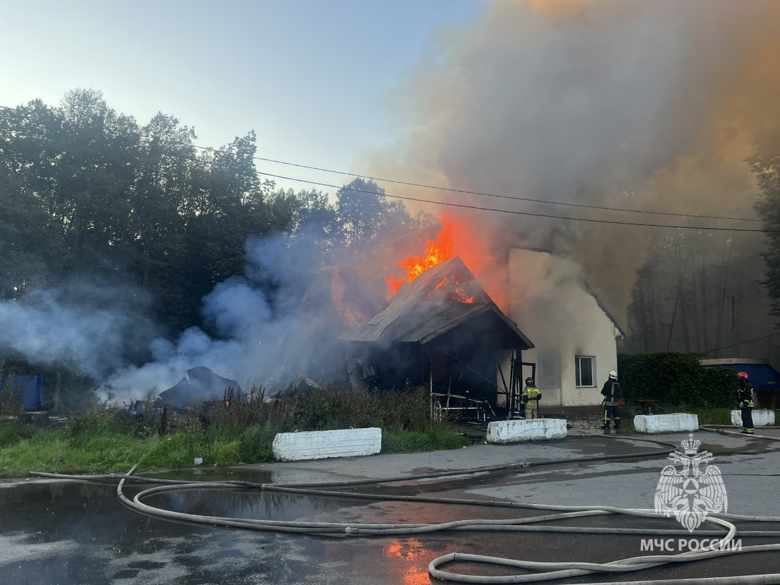 На трассе М-5 под Уфой полностью сгорело кафе. Что известно о ЧП?