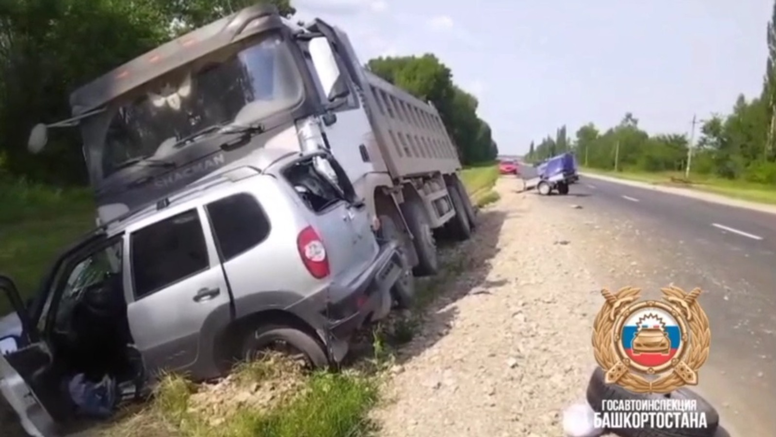 В Башкирии на трассе водитель Chevrolet Niva влетел под фуру и погиб