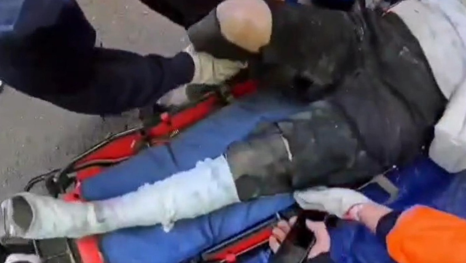 В Башкирии спасатели вытащили из оврага травмированную женщину