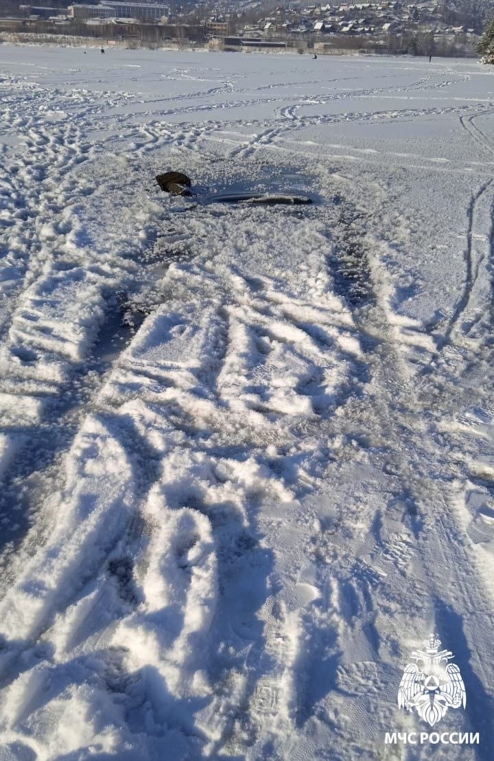 В Башкирии машина провалилась под лед