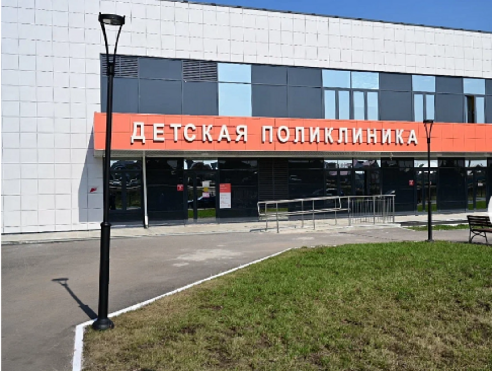 Радий Хабиров посетил новую детскую поликлинику в Кармаскалах