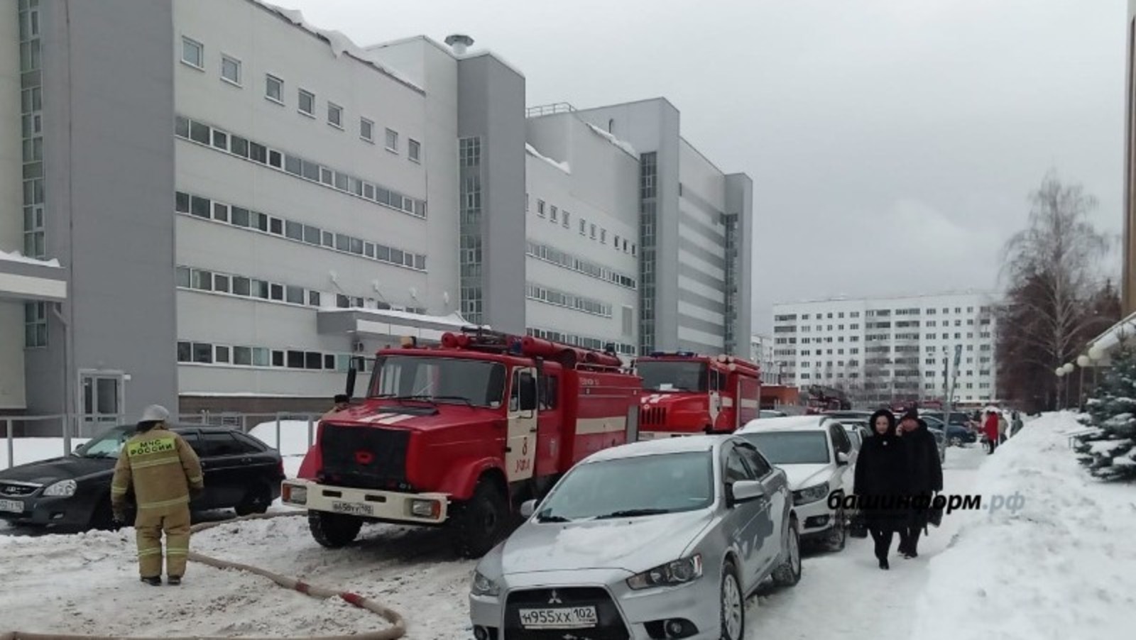 В Уфе горит новое здание онкодиспансера: эвакуировано более 300 человек