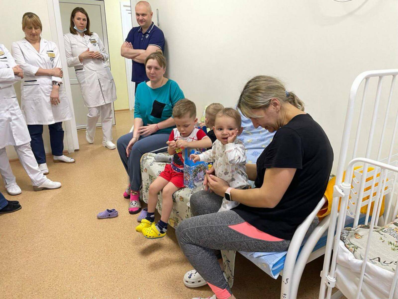 Участницы «Женского движения Единой России» помогли организовать реабилитацию детей из дома ребёнка Луганска