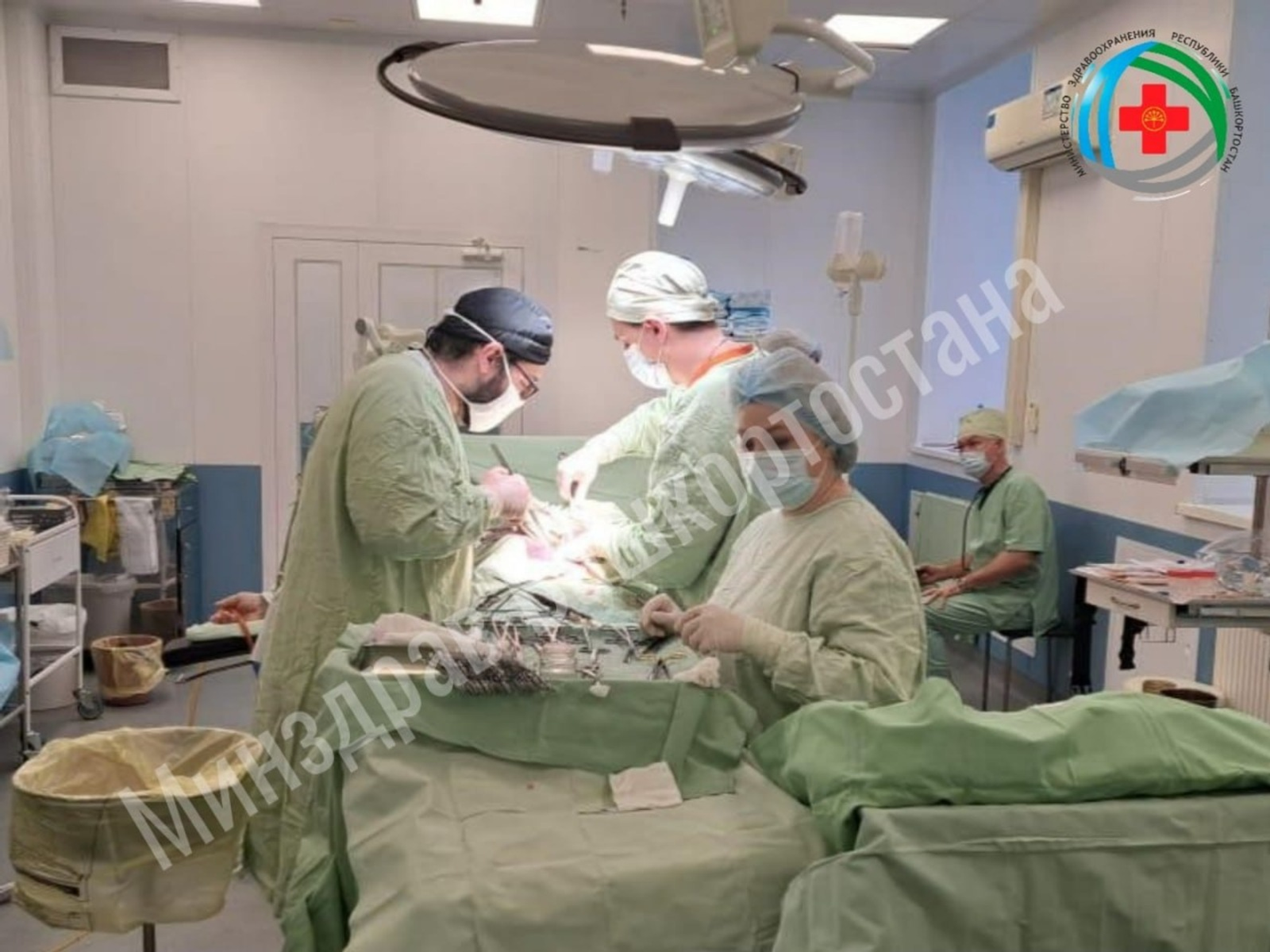 Врачи в Уфе удалили у женщины большую опухоль