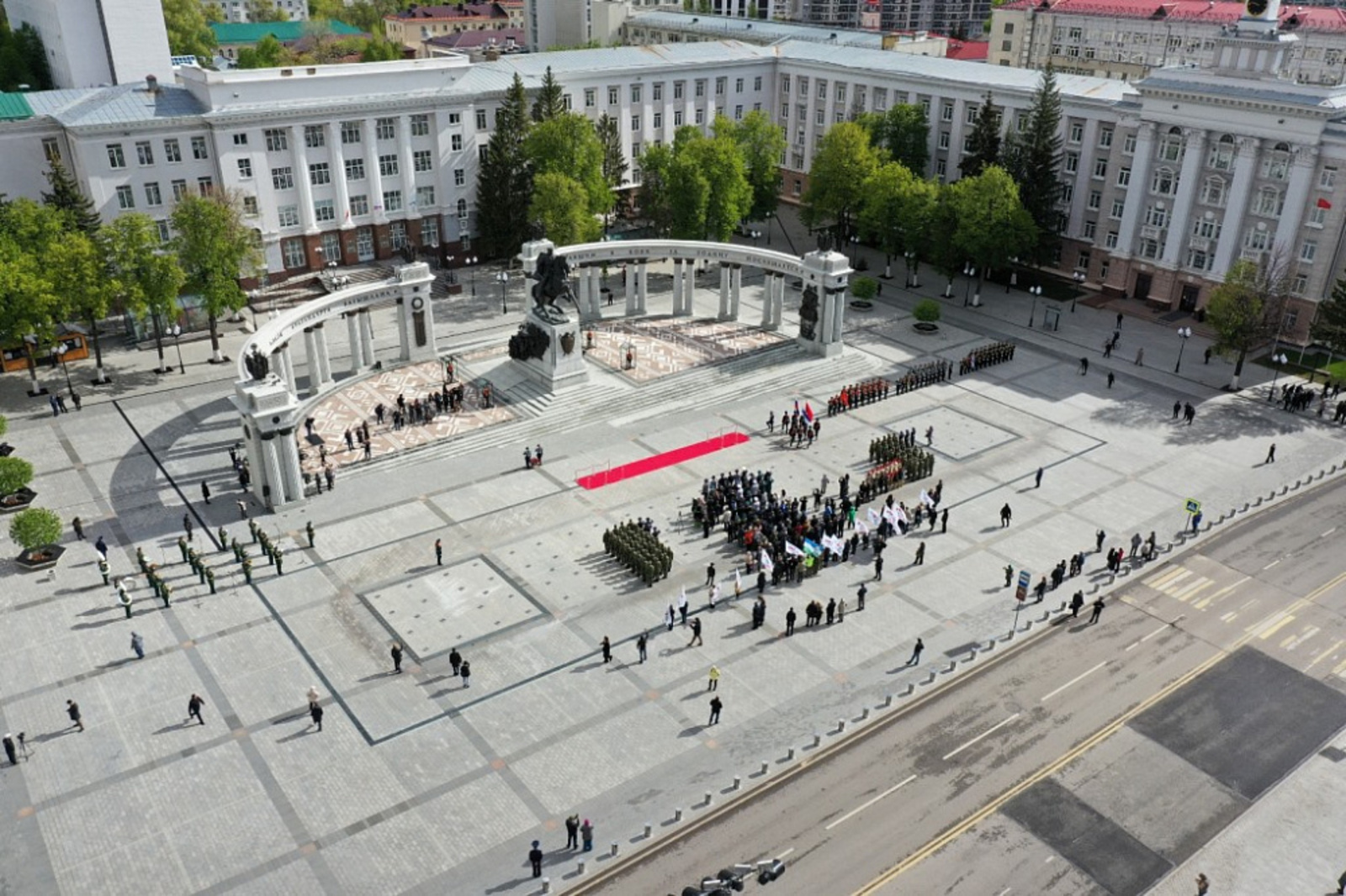 Радий Хабиров в День Победы возложил цветы к памятнику Минигали Шаймуратова