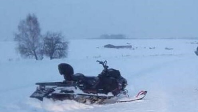 В Башкирии спасатели помогли паре, застрявшей на снегоходе в лесу