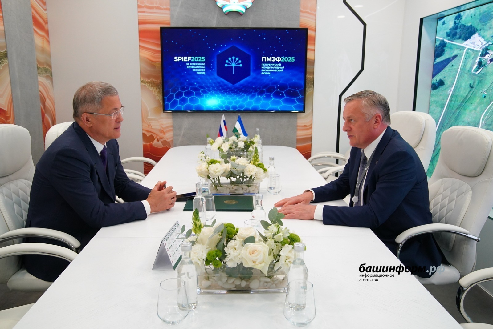 Радий Хабиров и Сергей Густов на ПМЭФ обсудили вопросы газификации Башкирии