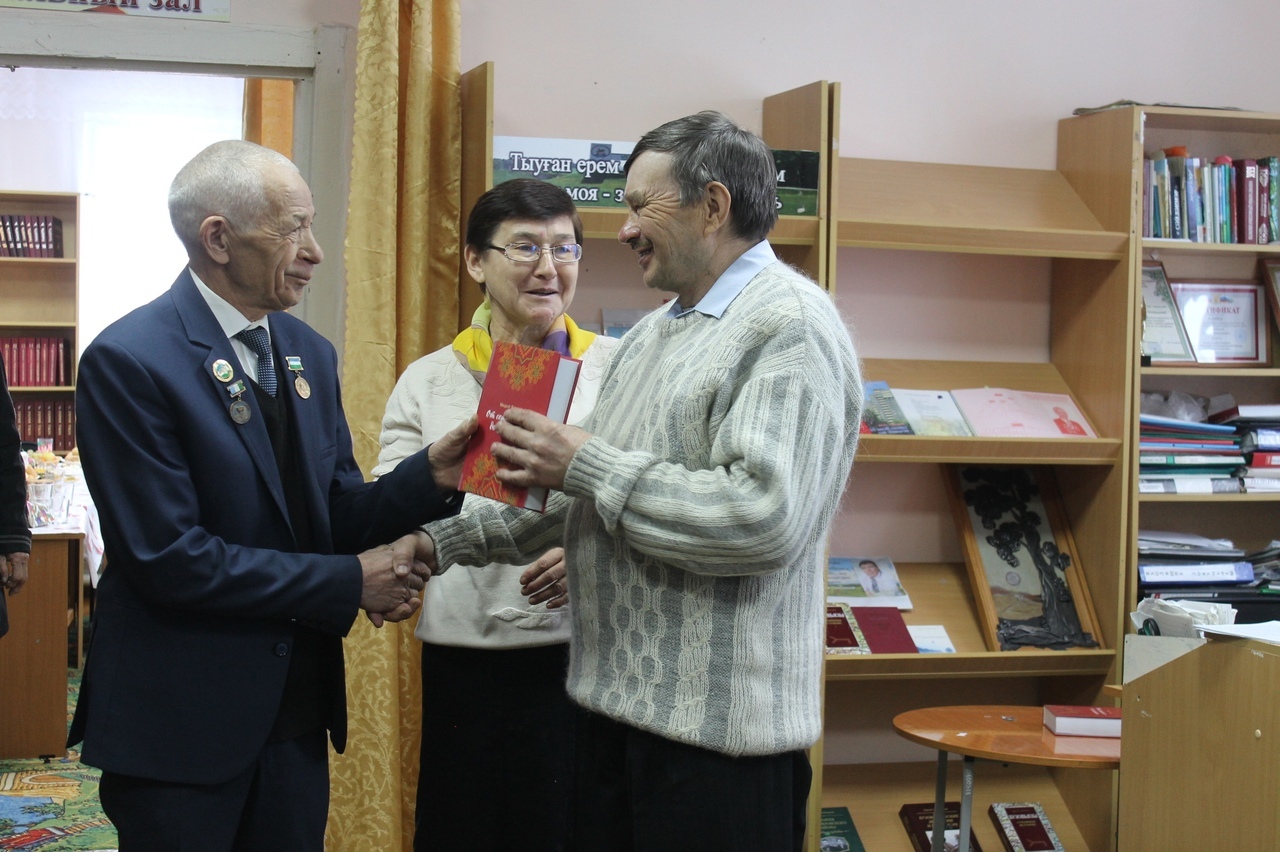 В Кармаскалинском районе в с.Бузовьязы состоялась презентация книги Мидхата Резяпова: "От серьезного до смешного"