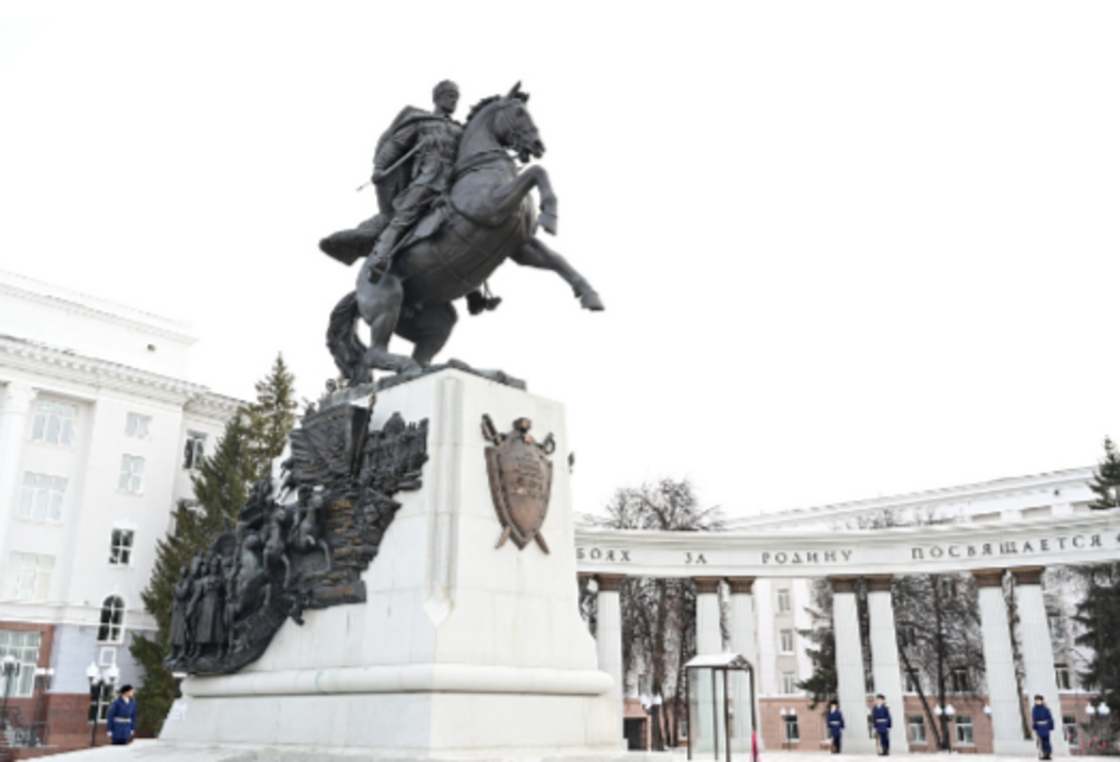 Радий Хабиров и Алексей Текслер возложили цветы к памятнику Минигали Шаймуратову