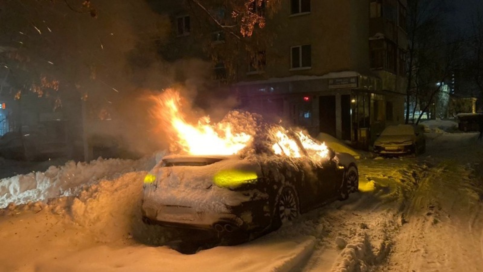 В Уфе сгорел Porsche Panamera директора фирмы, которая обслуживает администрацию Хабирова